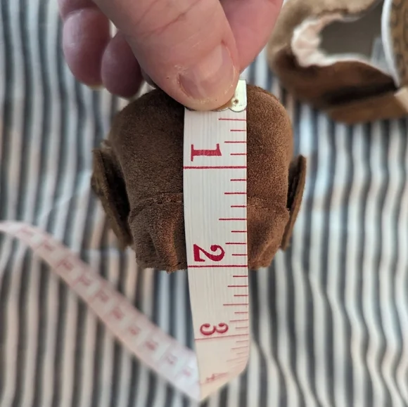 Kid's UGG Slippers - Picture 7 of 16